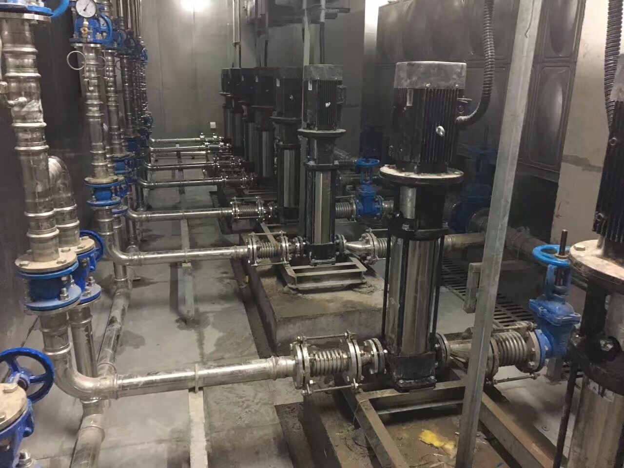 宝威体育牌不锈钢水管在小区自来水增压泵房中的使用