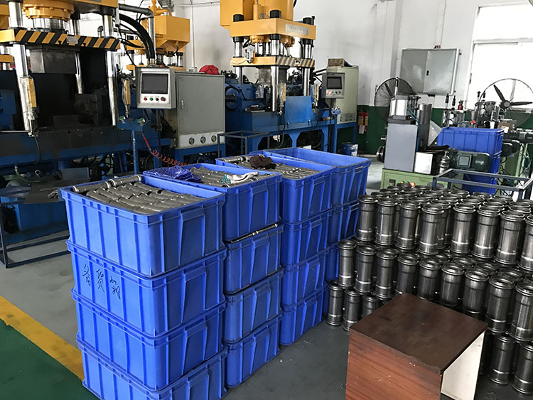 宝威体育双卡压式管件生产车间